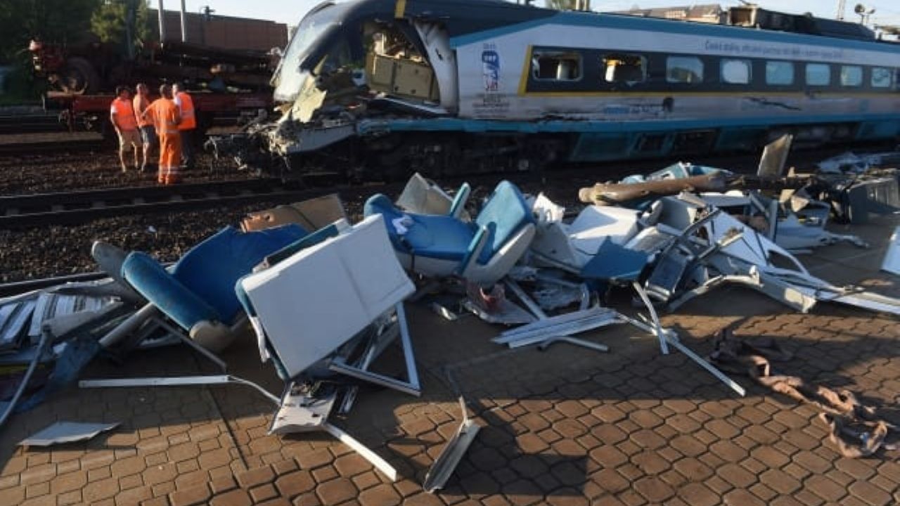 Choque entre dos trenes deja al menos tres muertos y 30 heridos en República Checa