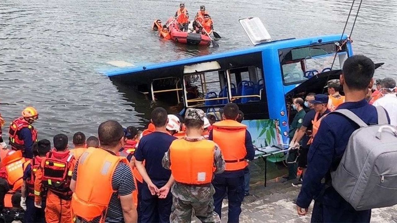 VIDEO: Autobús con estudiantes cae a un embalse en China; hay 21 muertos