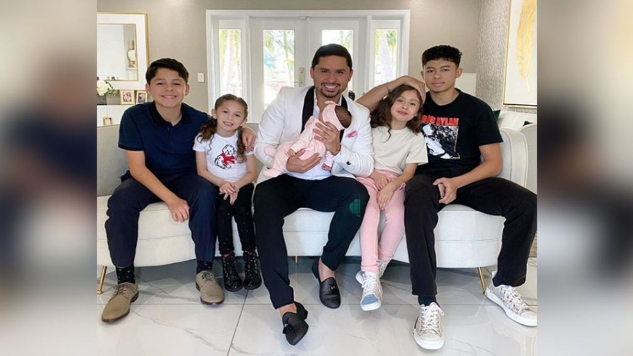 Larry Hernández alborota las redes al presumir a su quinta hija en foto familiar