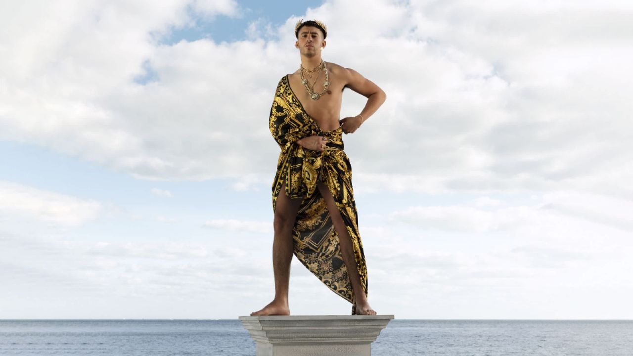 Como un Dios Griego y al estilo de Versace, Bad Bunny realiza su debut en revista para adultos