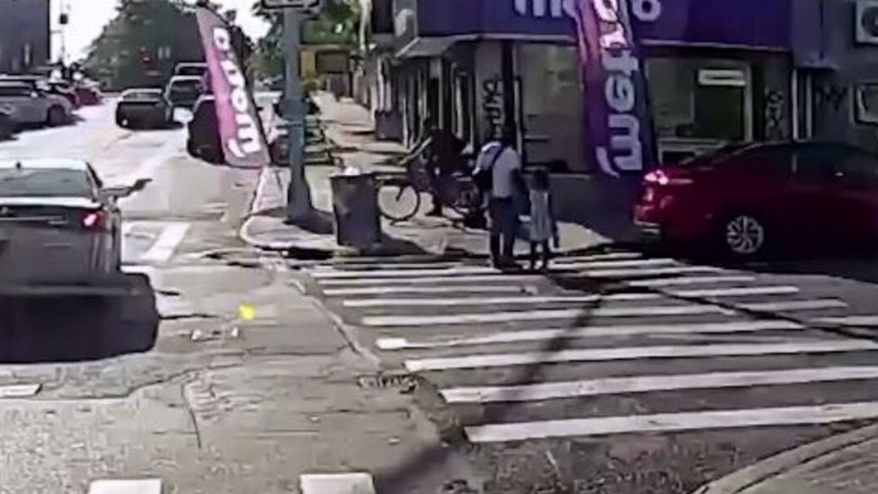 VIDEO: Hombre es asesinado mientras camina de la mano de su hija de 6 años en NY