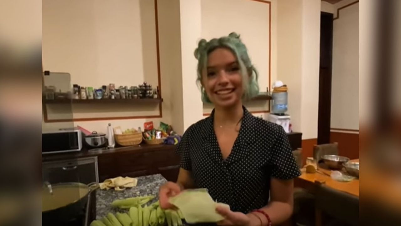 ¿Cambiará de carrera? Ángela Aguilar muestra sus dotes de cocinera al hacer tamales