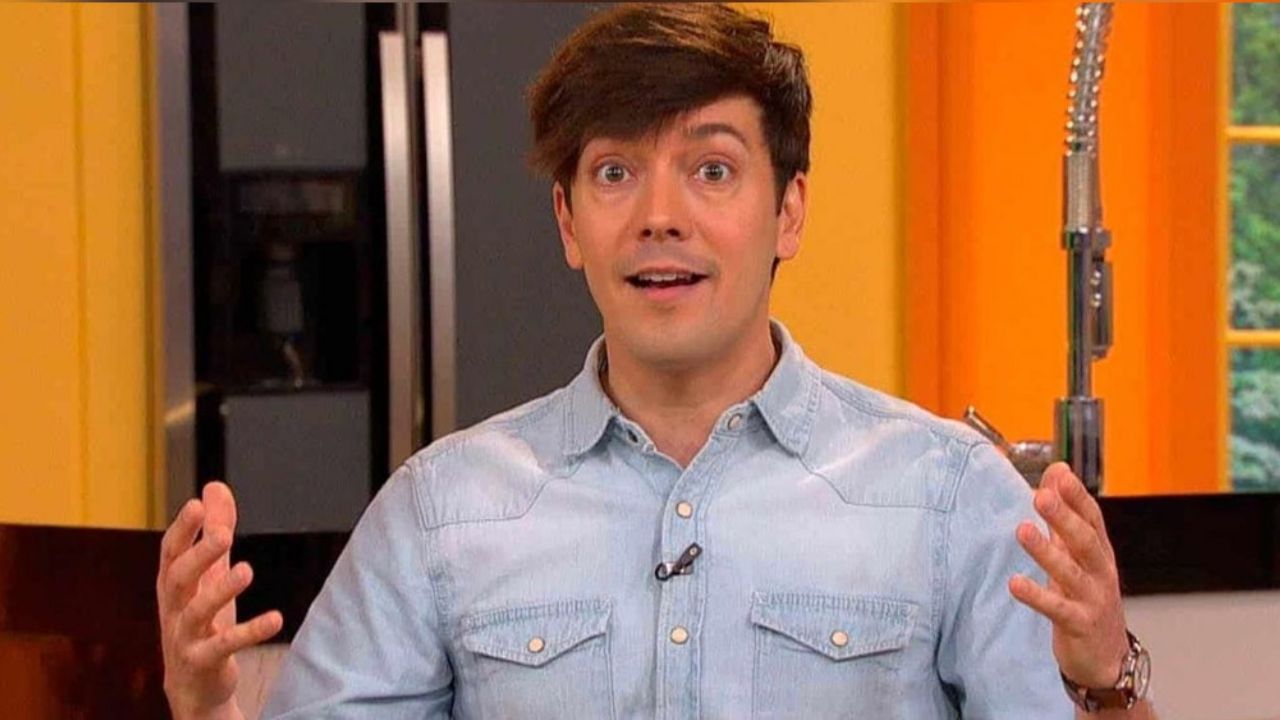 Todo ‘VLA’ se burla de conductor por reduntante frase: “De pechito para ‘El Capi'”