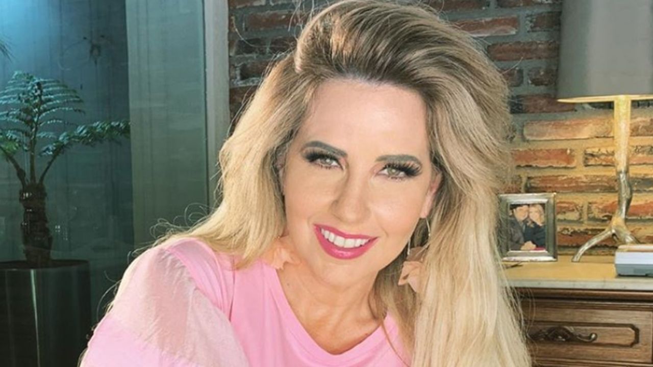 Al estilo Doña Florinda, Raquel Bigorra se luce con tubos en la cabeza desde casa