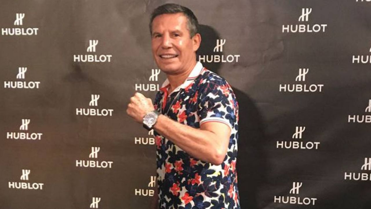 Julio César Chávez presume tener billete conmemorativo de la Lotería