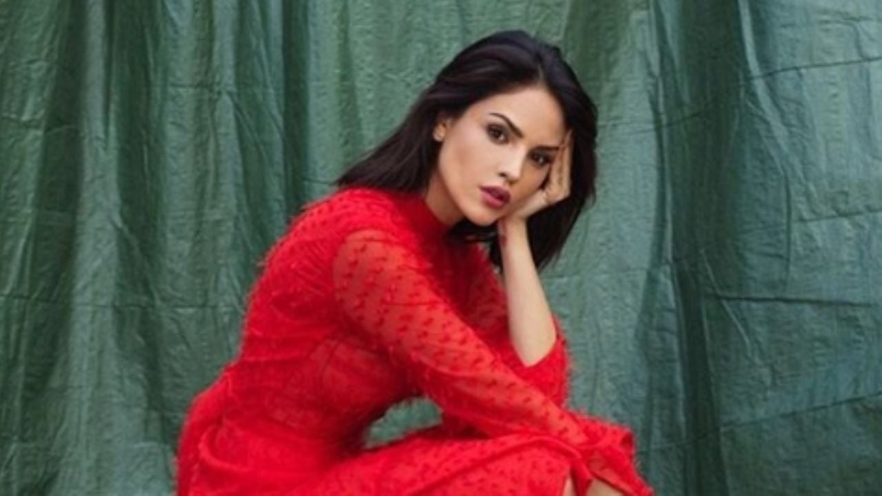 Eiza González comparte reveladora foto besando a una mujer y causa polémica en redes