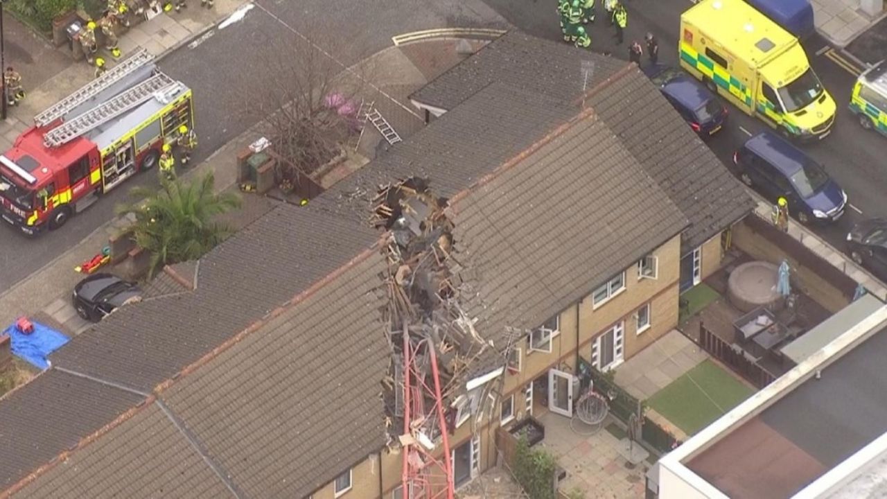 Grúa de 20 metros se desploma sobre una unidad residencial en Londres; hay cuatro heridos