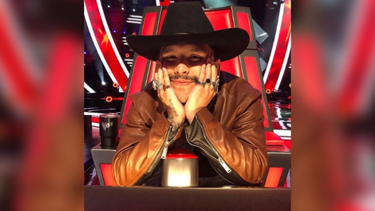 “Aprovechado”: Christian Nodal causa polémica al coquetear con participantes en ‘La Voz Azteca’