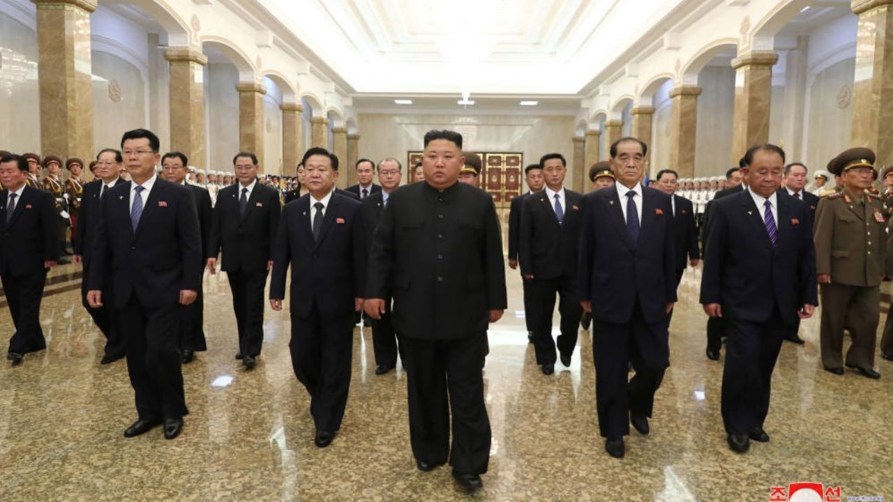Kim Jong-un reaparece en público y rinde tributo a su abuelo en su aniversario luctuoso