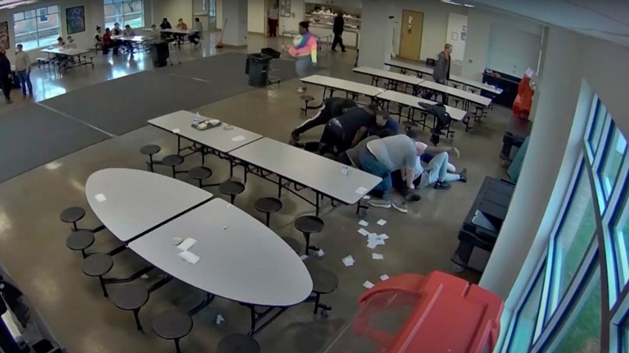 VIDEO: Menor es inmovilizado en centro de salud mental de EU; muere de un paro cardíaco