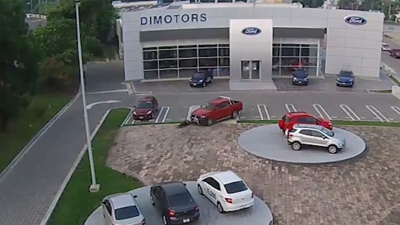 ¡Insólito! Tras ser asaltados, víctimas persiguen a ladrones y los atropellan