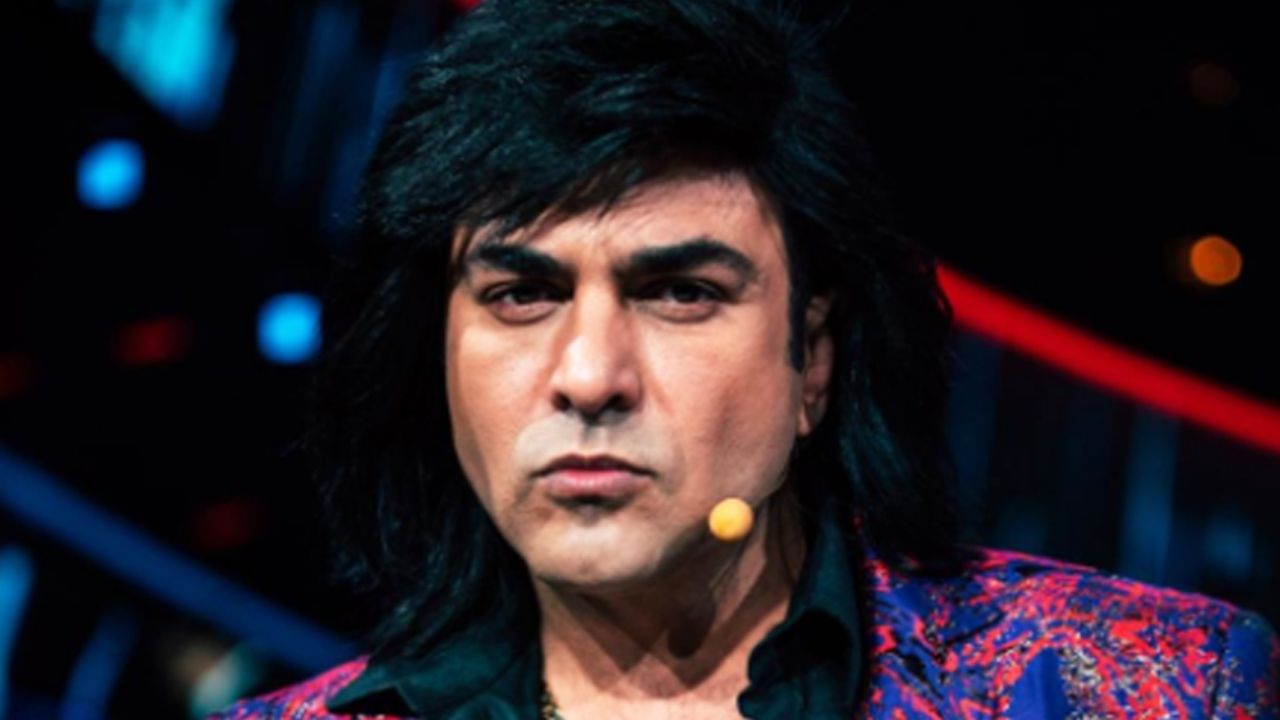 Como todo un modelo, Albertano se asolea y posa para revista de modas