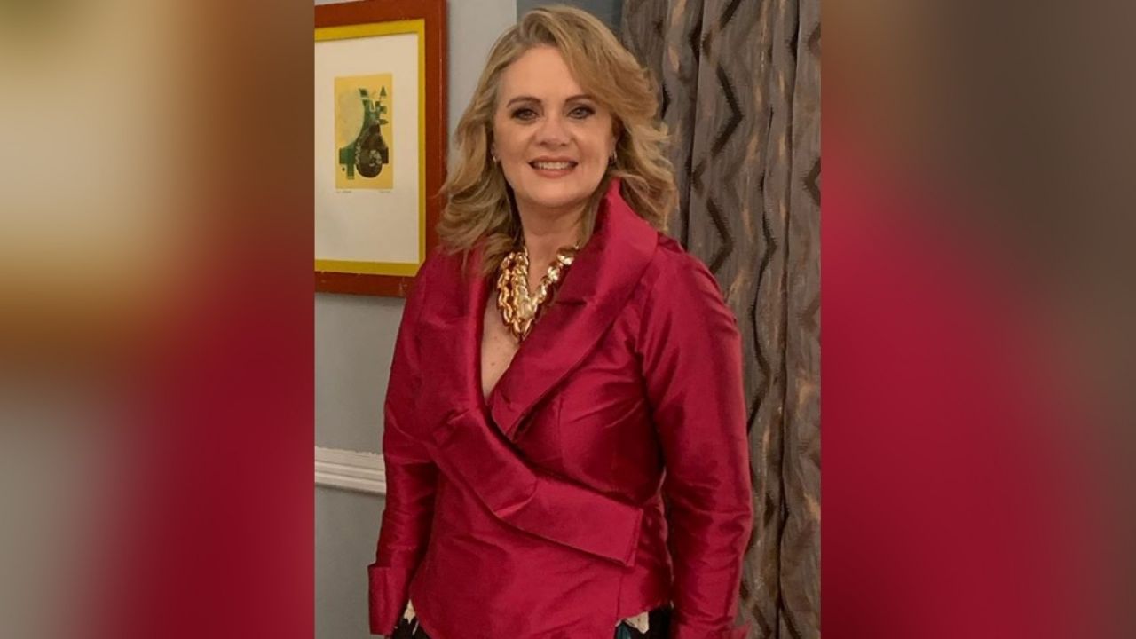 Érika Buenfil alegra a fans al bailar y cantar a la orilla de la piscina en traje de baño