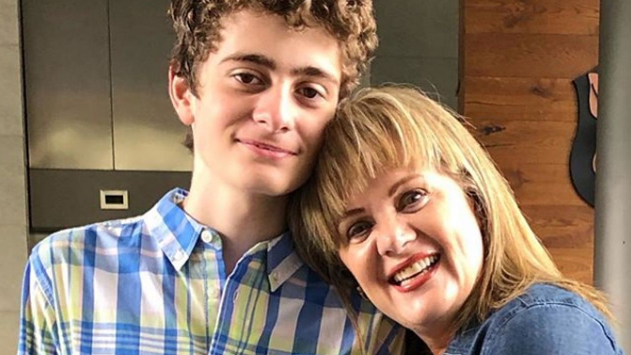 Érika Buenfil presume con orgullo a su hijo Nicolás en portada de revista: “Qué fashionista”