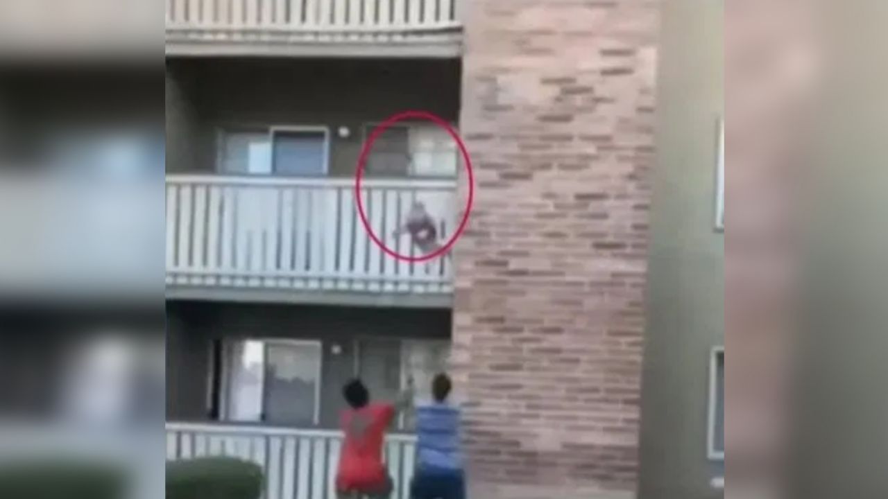 VIDEO: Hombre si viste de héroe al atrapa a un niño arrojado desde un balcón en llamas