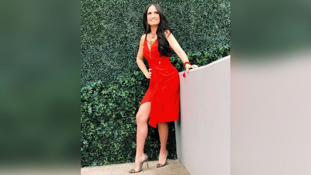 “La chica del vestido azul”: Joanna Vega-Biestro encanta a audiencia de ‘Sale el Sol’