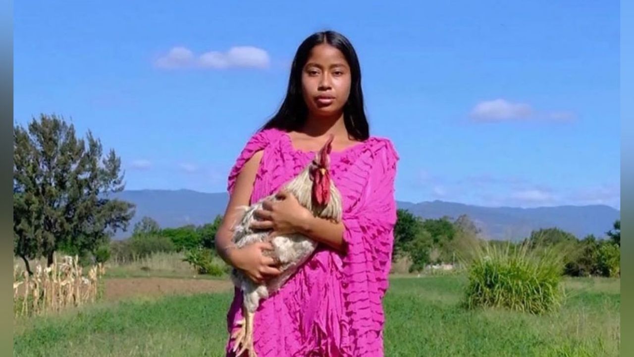 Karen Vega, la joven oaxaqueña que se inspiró en Yalitza Aparicio para destacar en el mundo de la moda