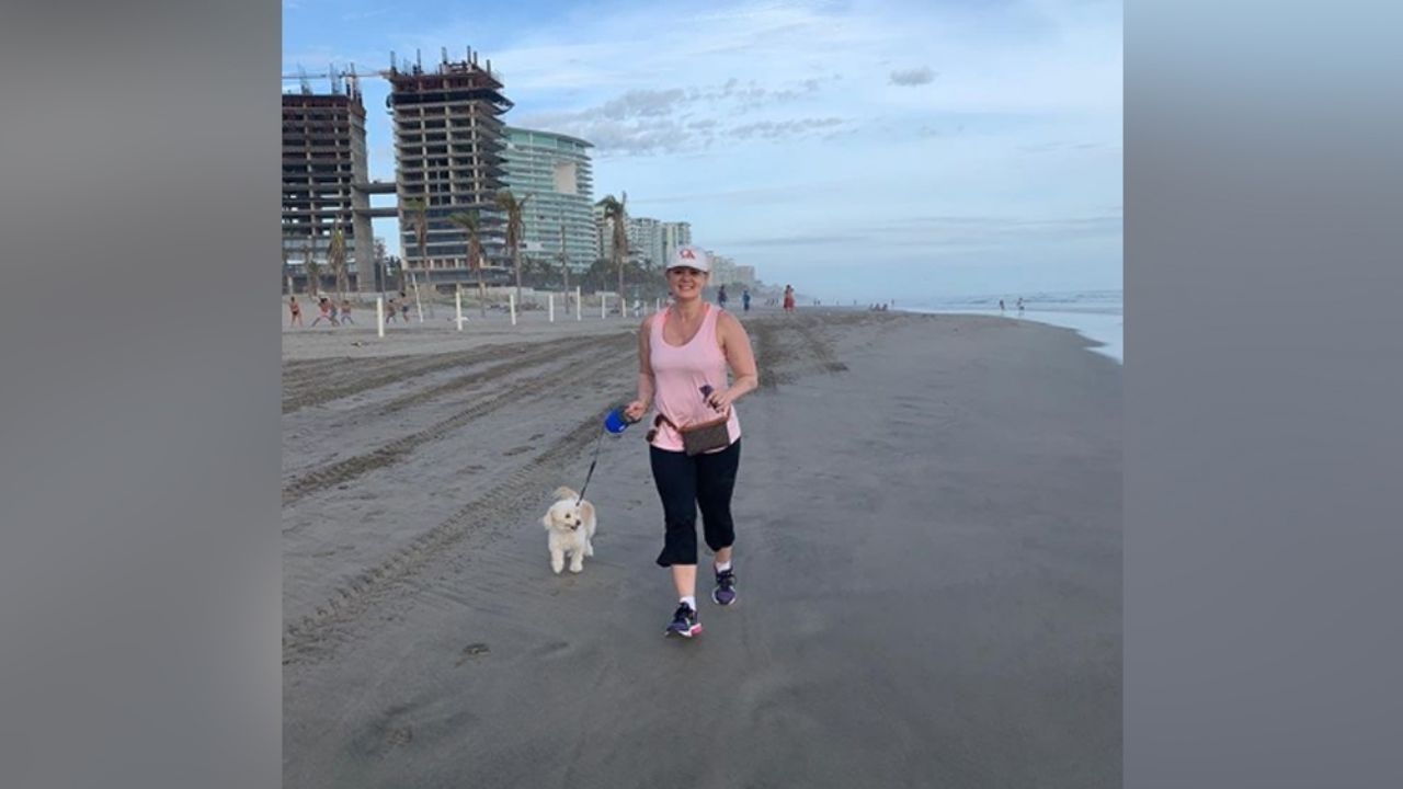 ¿Cuál calor? Érika Buenfil recibe el viernes con baile en traje de baño desde Acapulco