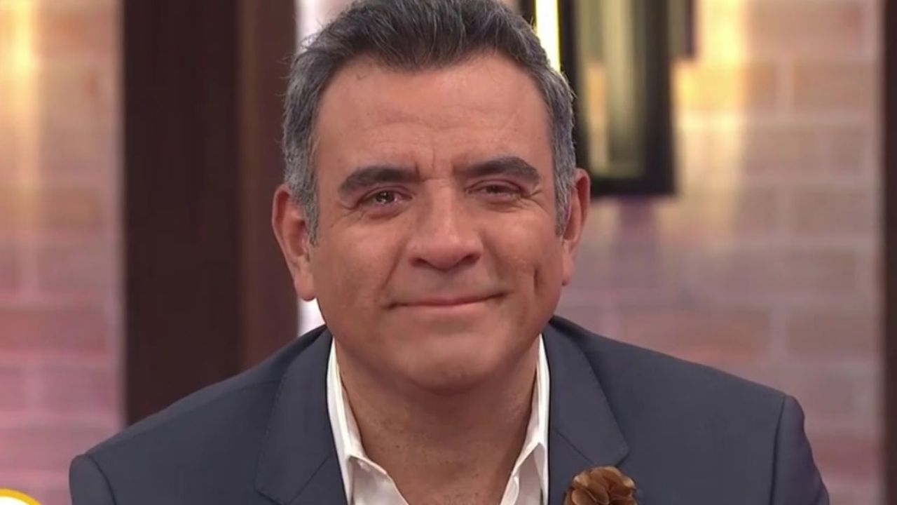 Tras ser despedido de Telemundo y volver a Televisa, Héctor Sandarti recibe devastadora noticia