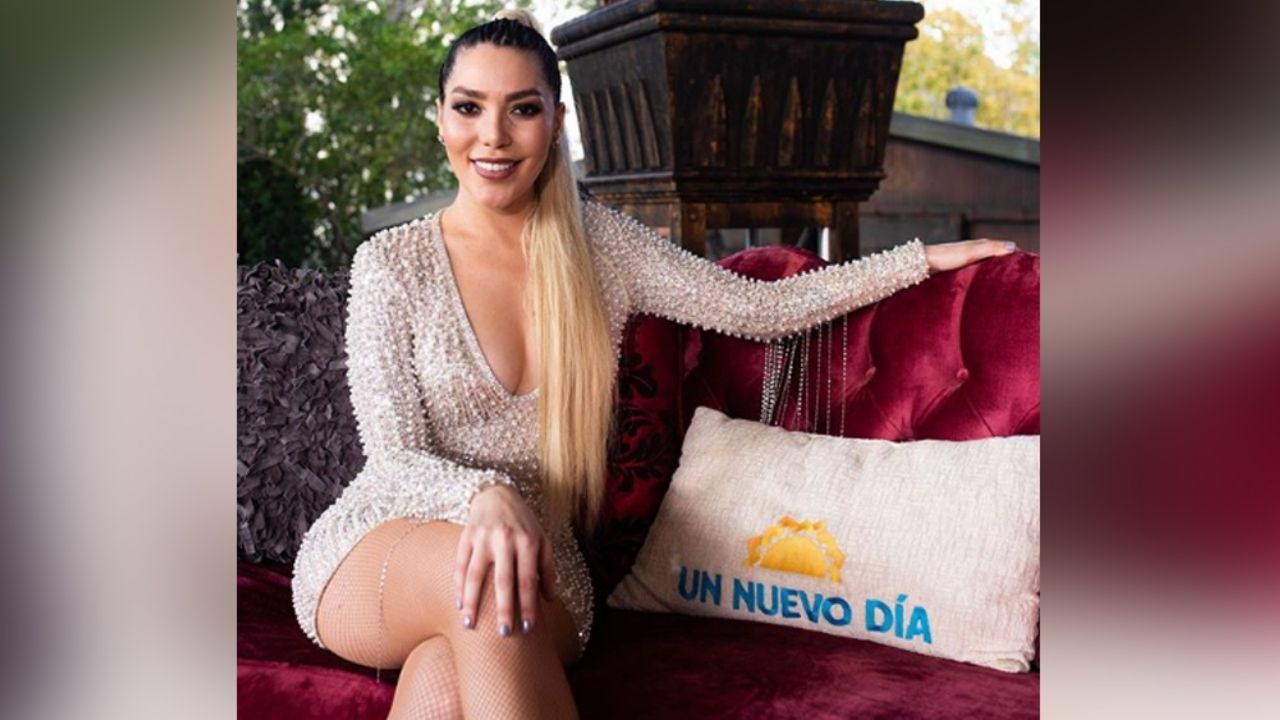 Frida Sofía disfruta el verano al tomar el sol desde la piscina en traje de baño