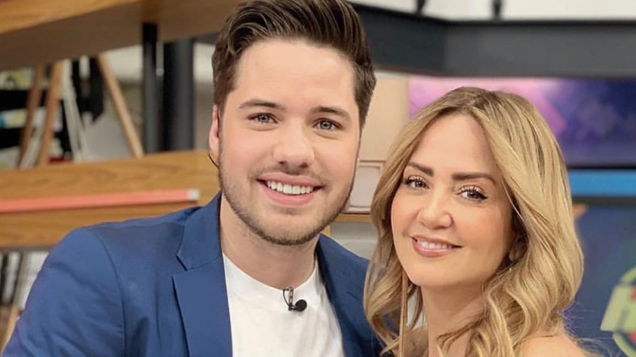 ¿Vuelve a ‘Hoy’? Conductor de ‘VLA’ ‘coquetea’ con Andrea Legarreta y redes estallan