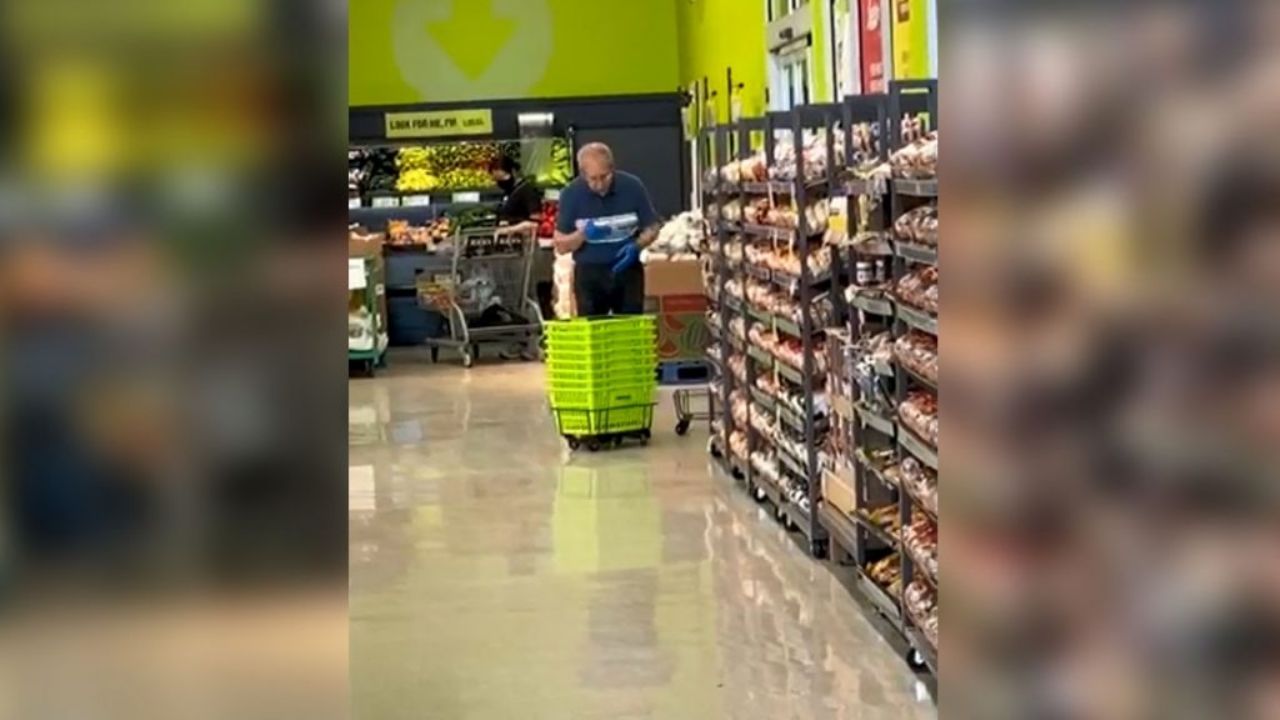 VIDEO: ¡Qué horror! Empleado limpia con saliva los cestos de un supermercado