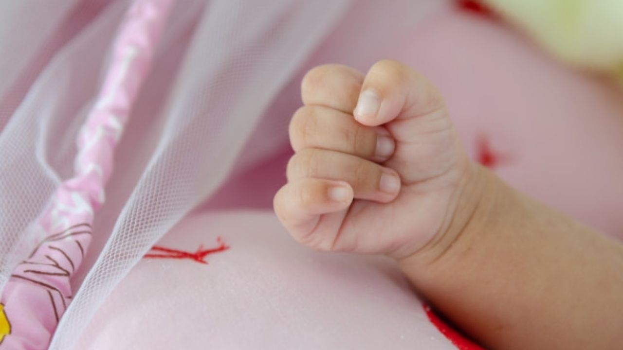 Abandonan a recién nacida dentro de una maleta en un centro comercial del Edomex