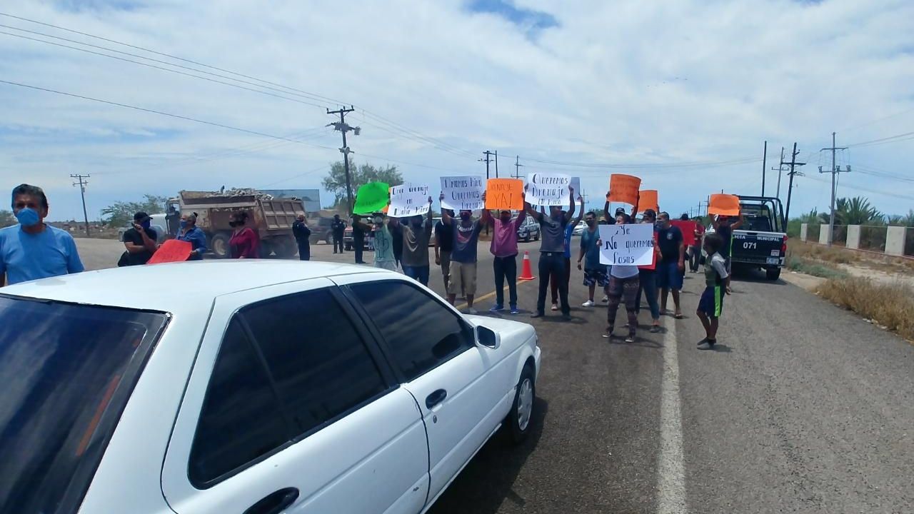 Vecinos de Bahía de Kino cierran la carretera para protestar por la falta de drenaje