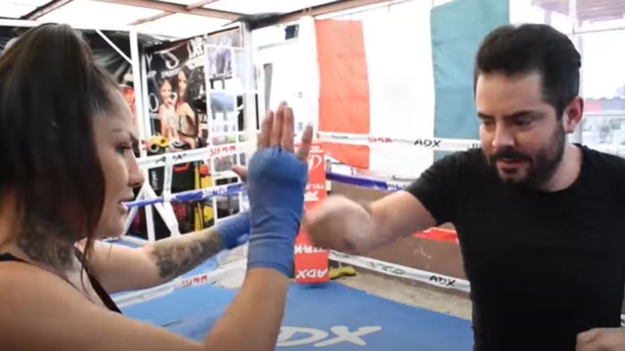 José Eduardo Derbez se enfrenta famosa campeona de boxeo y recibe una ‘calentadita’
