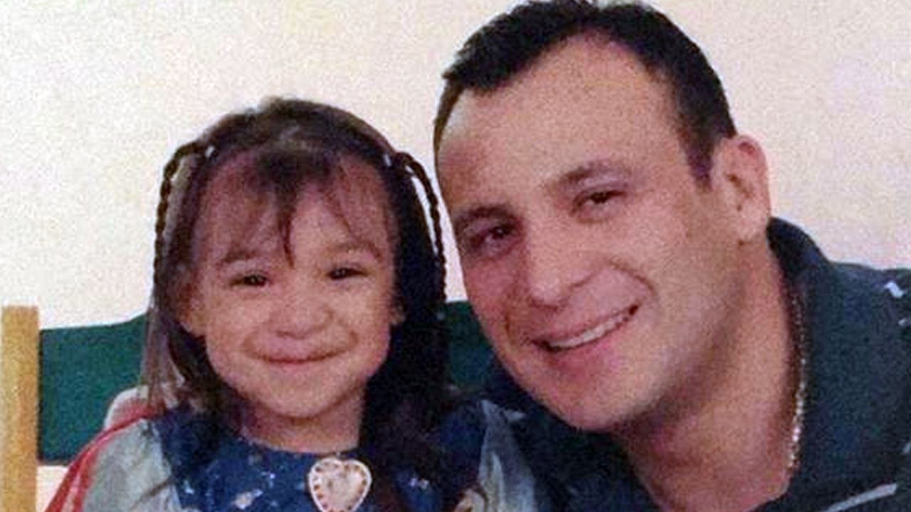 Con conmovedora foto, hija de Valentín Elizalde lo felicita por el Día del Abogado