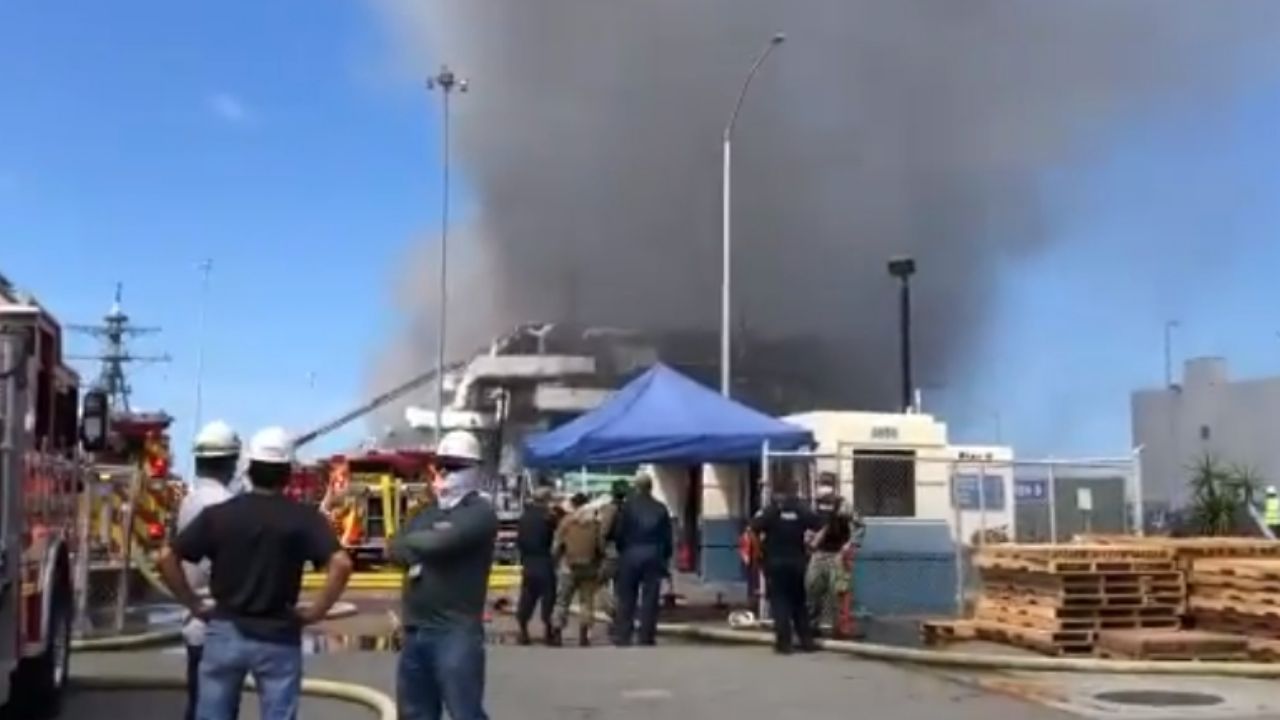 San Diego: Se registra explosión e incendio en buque de la Armada de EU; hay 18 heridos