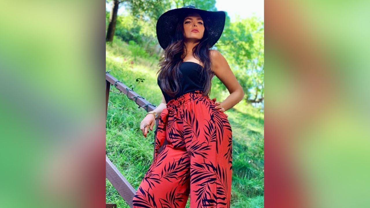 Ana Bárbara enloquece a todo Instagram a la orilla del mar en vestido café