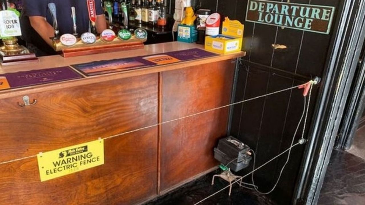 Dueño de un pub electrifica la barra para obligar a sus clientes a respetar la sana distancia