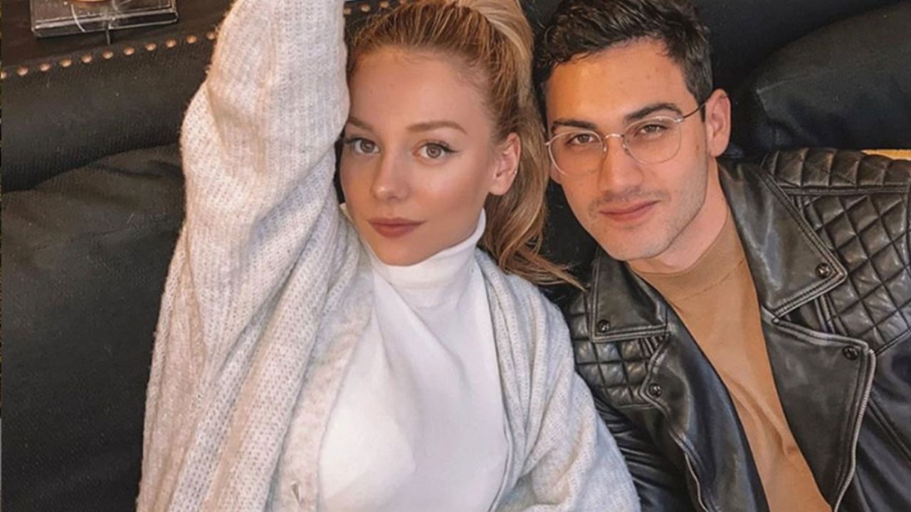 ¡Viva el amor! Ester Expósito comparte una postal de su galán y sus fans enloquecen