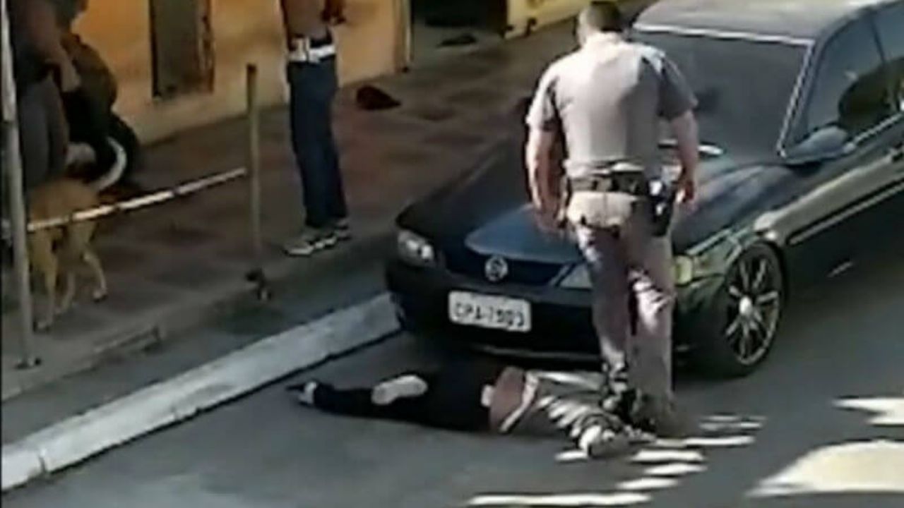 (VIDEO) Policía de São Paulo pisa el cuello de una mujer: “Me golpeó y me rompió la tibia”