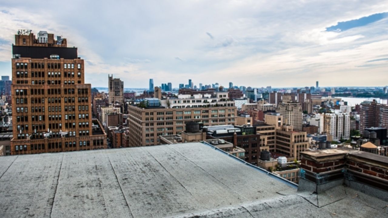 ¡Indignante! Rescatan a dos menores que pidieron auxilio desde la azotea; su tía los amarraba
