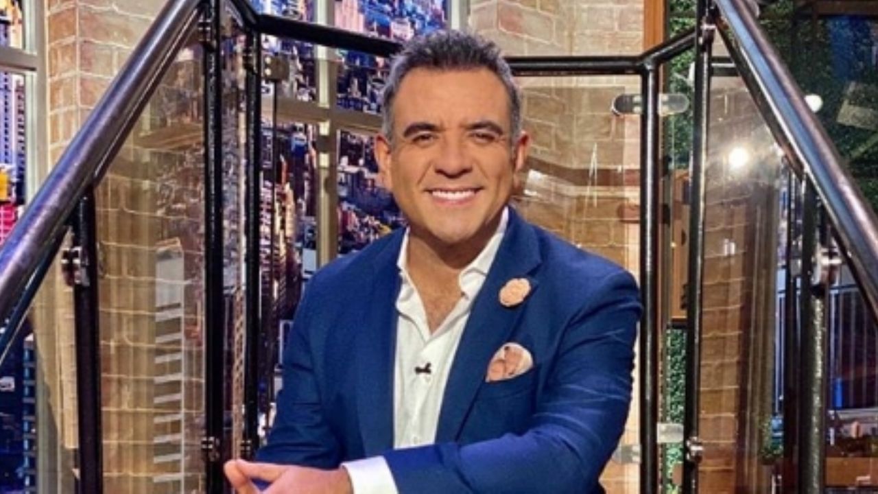 Héctor Sandarti celebra su primer día de regreso a Televisa y conductores lo felicitan