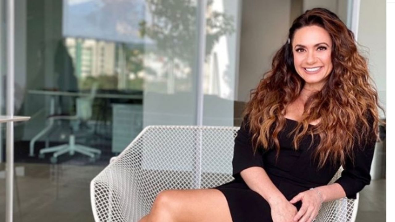 Penélope Menchaca enamora todo TV Azteca al llegar más bella que nunca con zapatillas altas