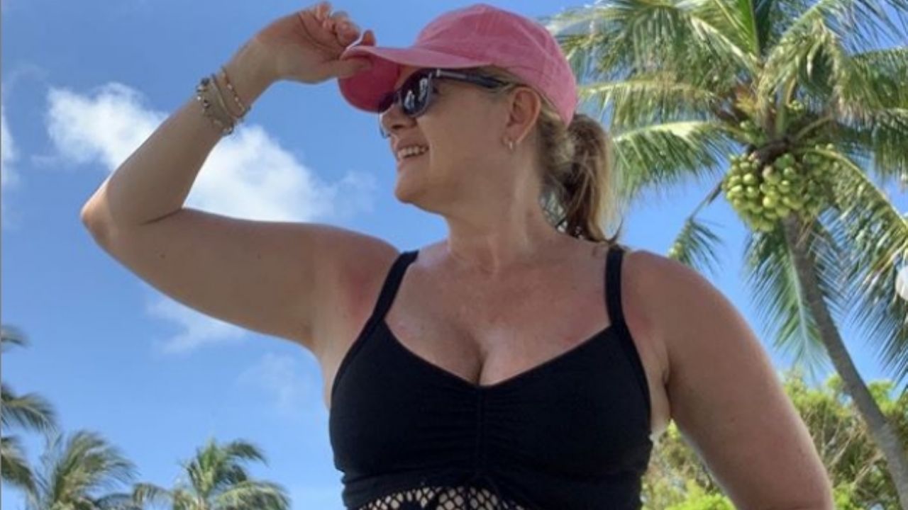 Érika Buenfil roba miradas y suspiros en las playas de Acapulco con sabroso baile