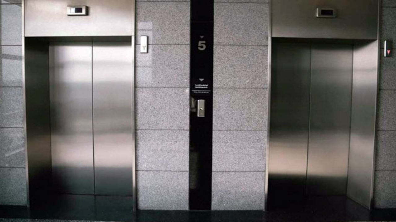 Tras regresar a China desde EU, mujer contagia de Covid-19 a 71 personas en un ascensor