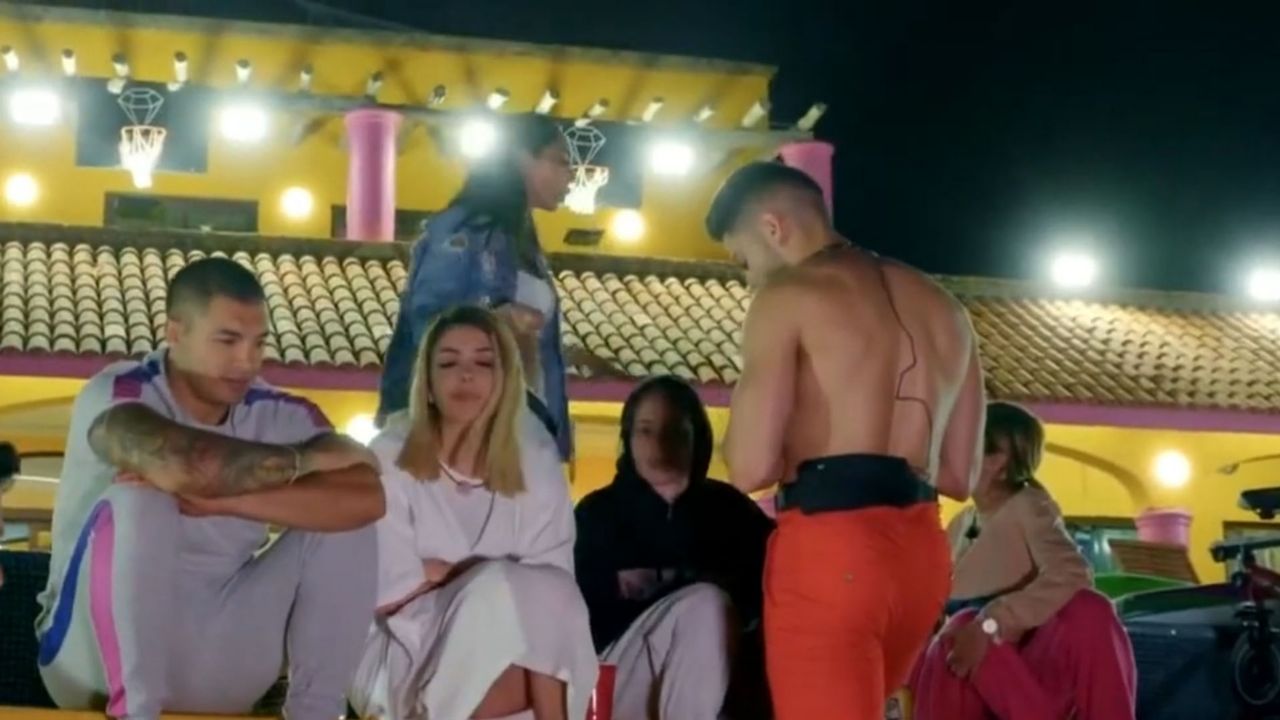 Critican a Manelyk de ‘Acapulco Shore’ por pelearse y provocar que saquen participante del reality