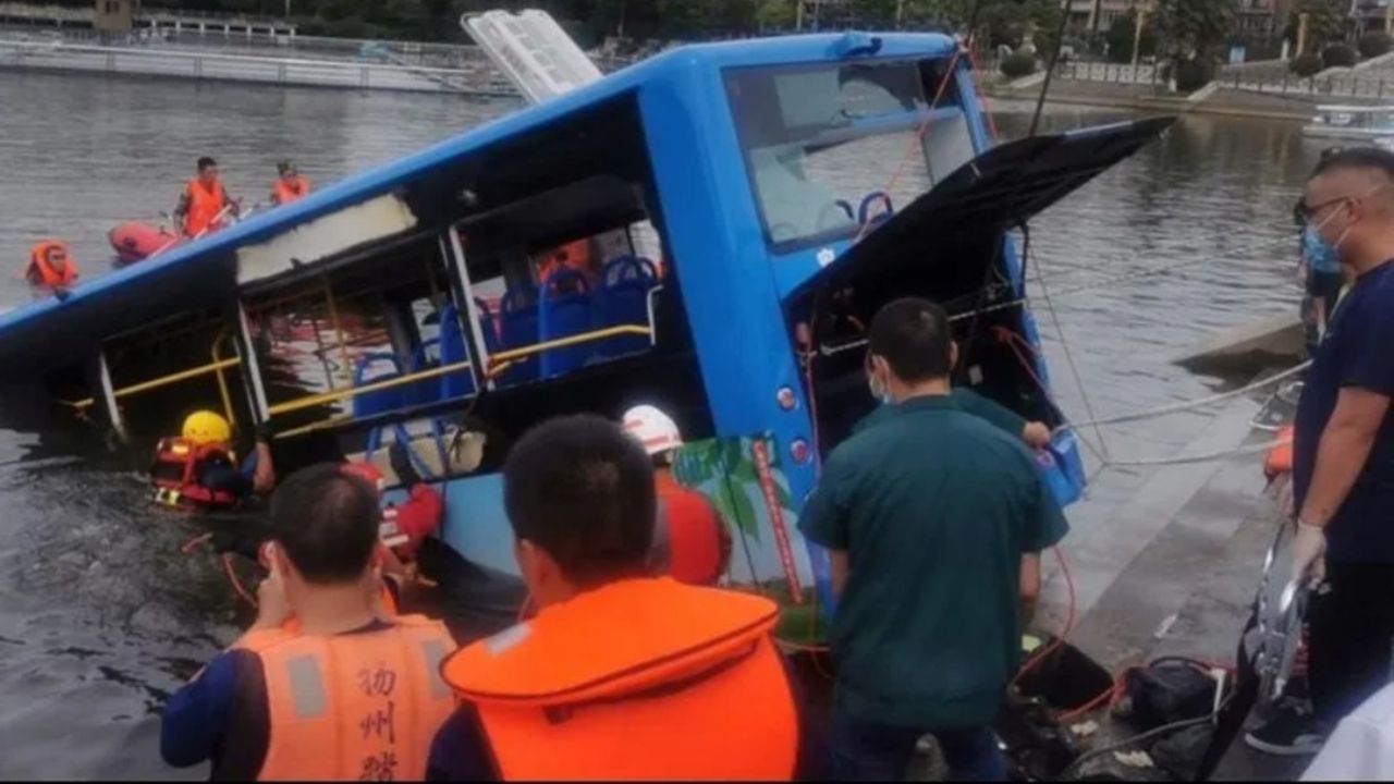 Accidente de autobús que dejó 21 muertos en China fue provocado por el chofer