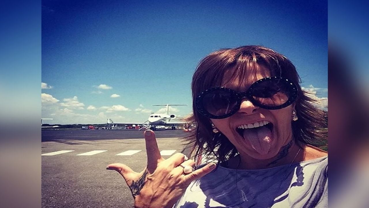 Nueva polémica: Alejandra Guzmán posa en avión privado ¡y con lujoso cubrebocas!