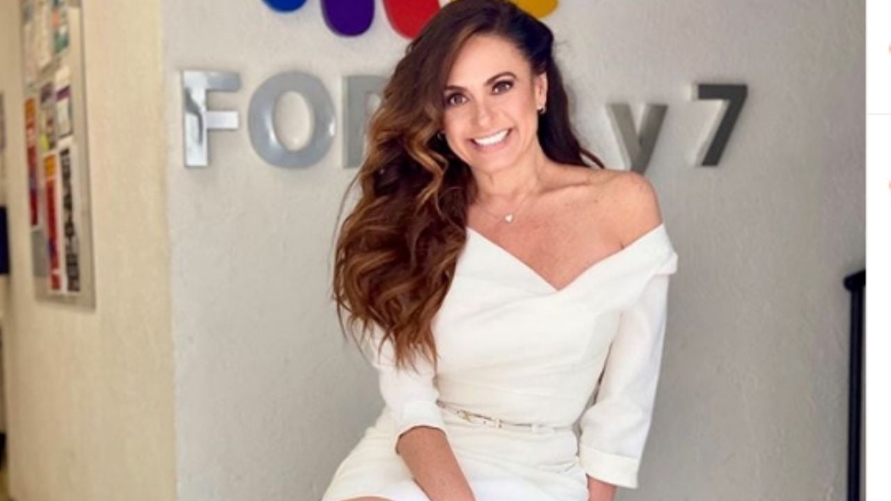 Penélope Menchaca roba miradas y suspiros por los pasillos de TV Azteca al llegar en encantador vestido