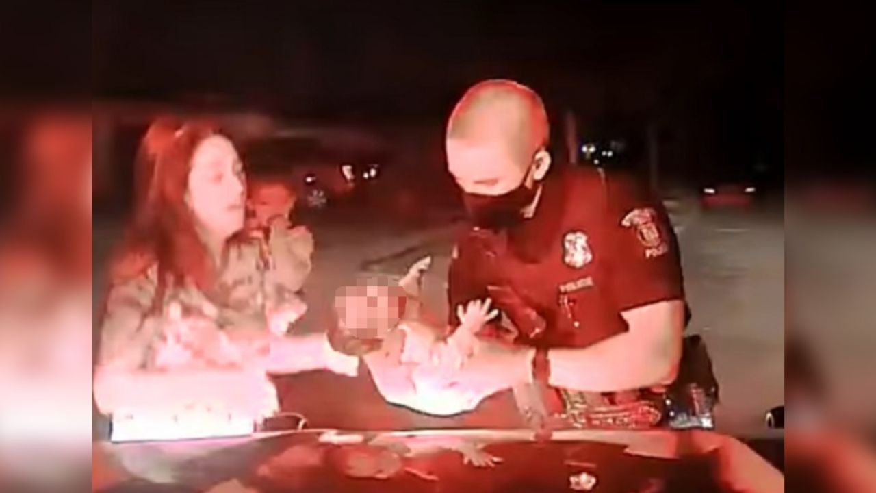 VIDEO: Policía de Michigan se viste de héroe y evita que bebé muera asfixiada