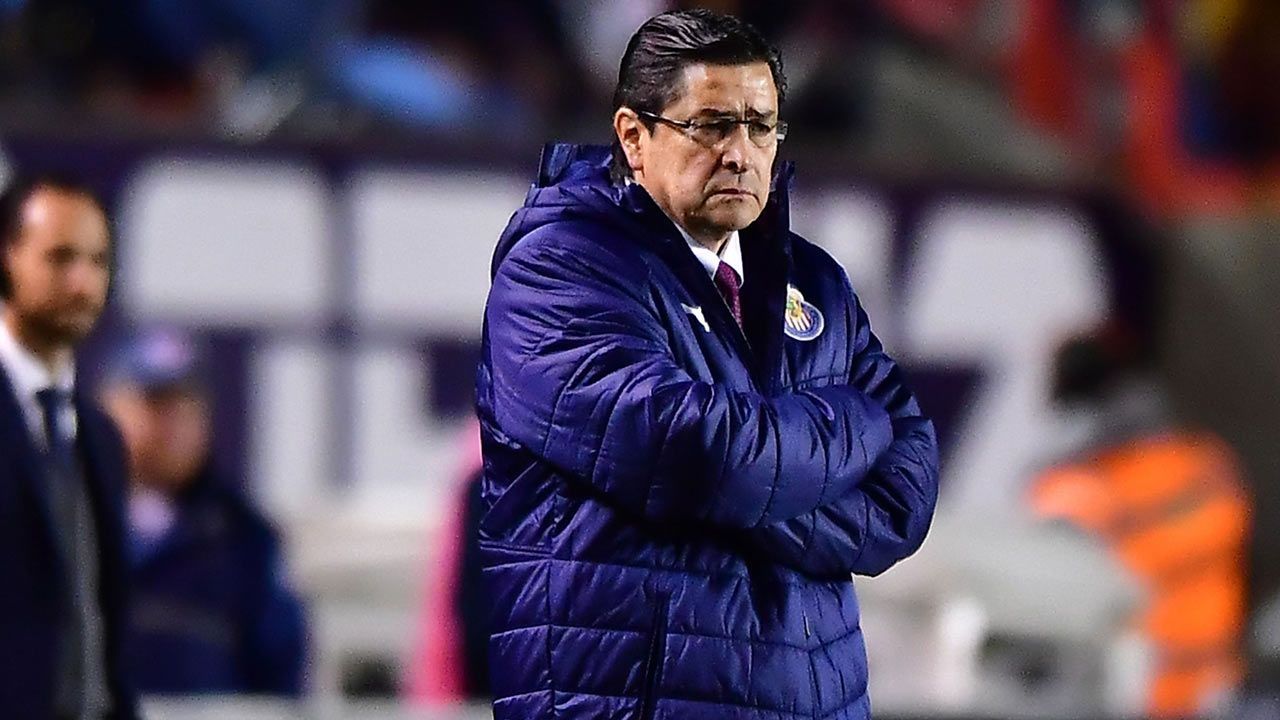 Escándalo en las Chivas: Luis Fernando Tena da positivo a Covid-19