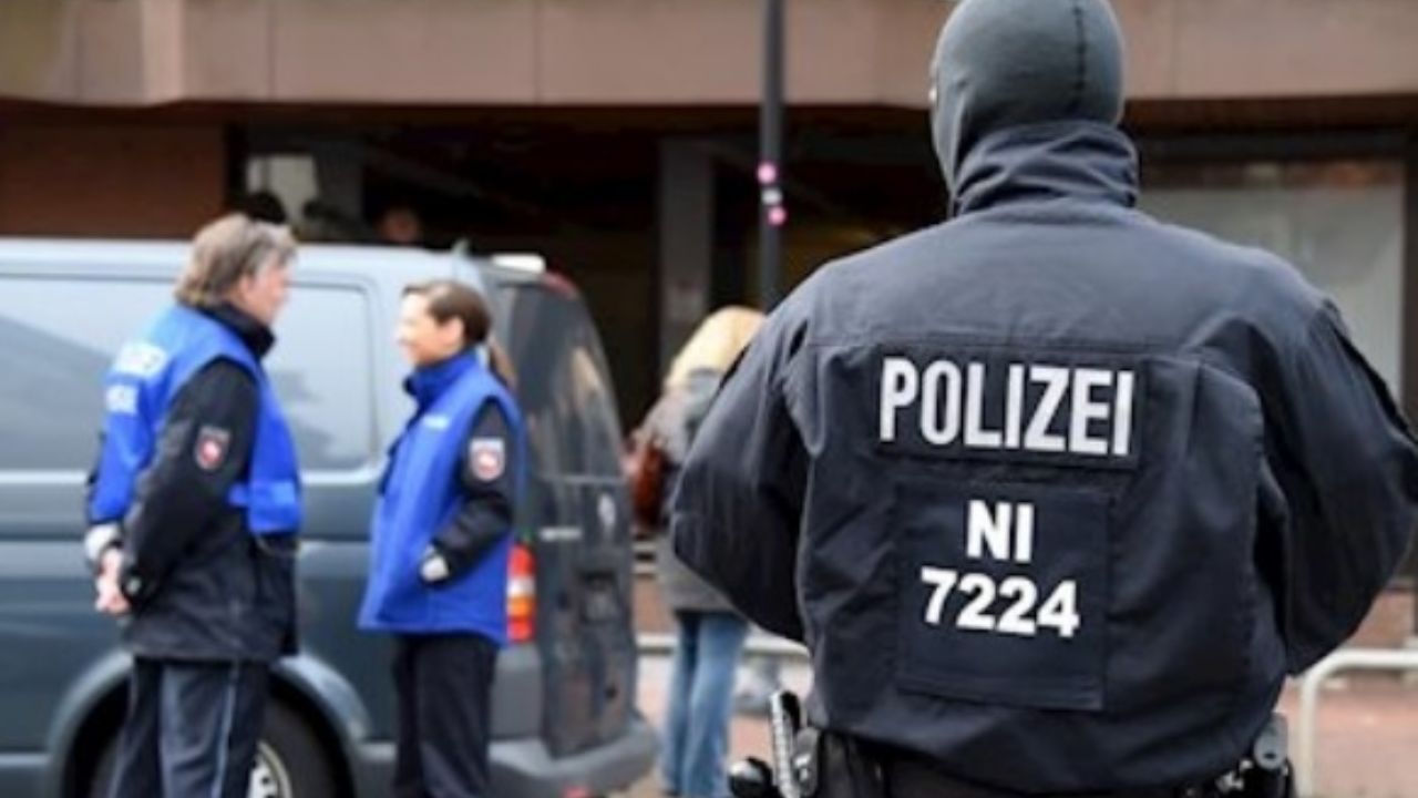 Policía de Alemania descubre a 31 migrantes que viajaban en un camión refrigerado