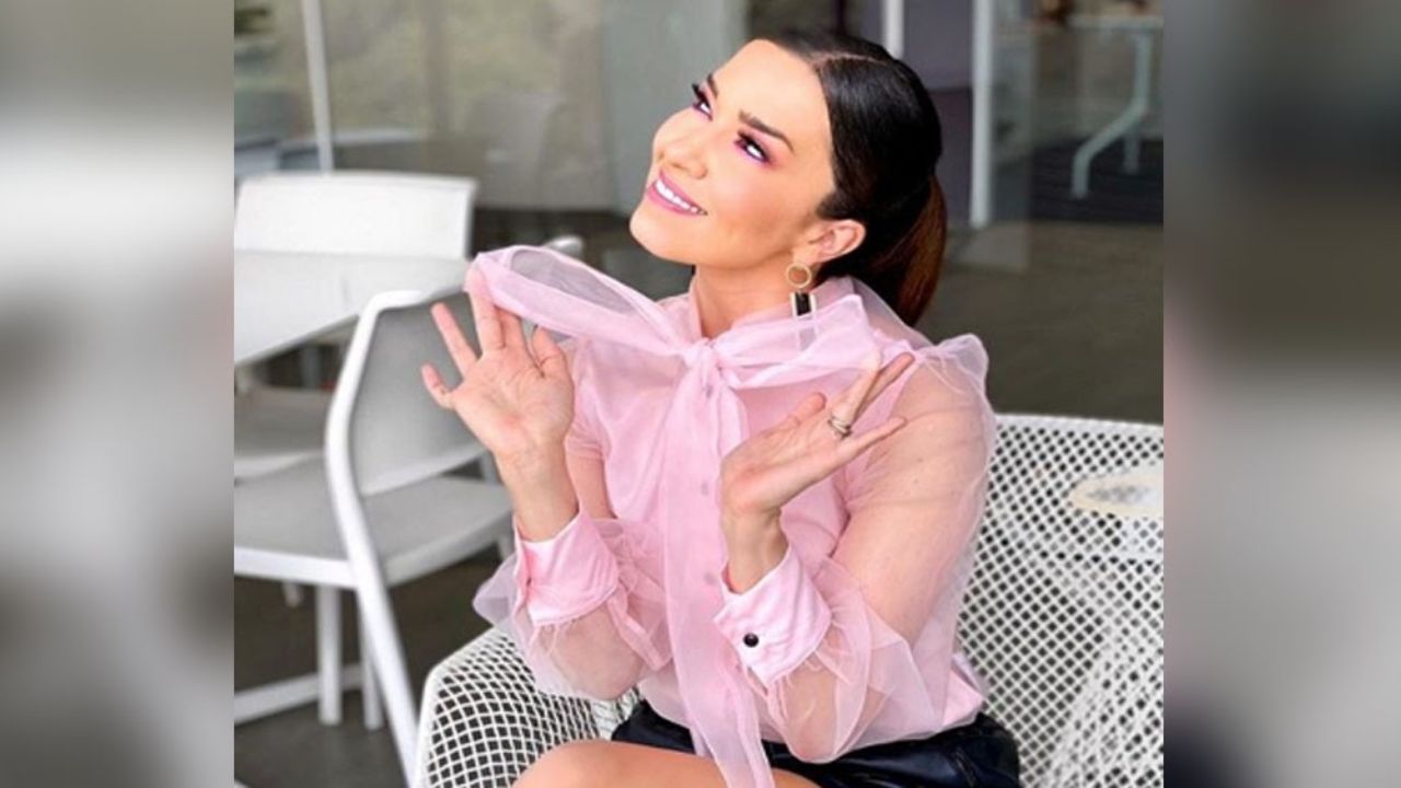 ¡Cómo nunca en sus 36 años! Laura G roba corazones al lucir muy dulce y tierna