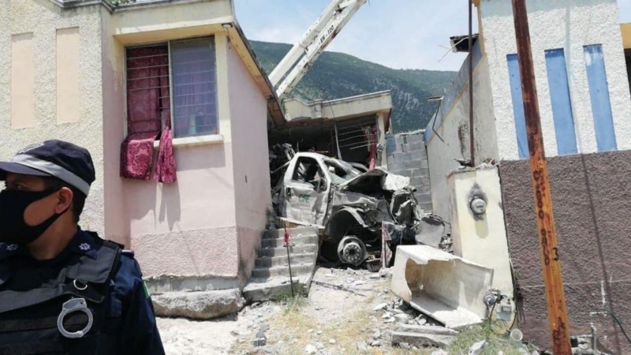 Camión de la CFE se impacta contra una casa en Nuevo León; hay dos muertos