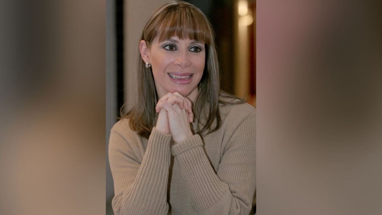 Actriz de Televisa revela si ha contratado a una médium tras no superar la muerte de su padre
